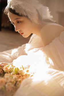 美女与帅哥打牌